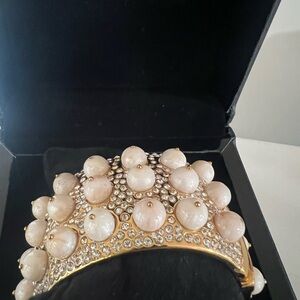 Elegant Gold and Pearl Bracelet